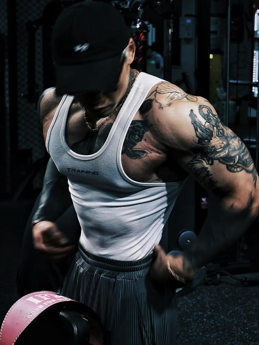 GymBeat ملابس علوية رياضي بدون أكمام مطبوع عليه حروف بتصميم بسيط للرجال لللياقة البدنية - أبيض - مشاهدة 1