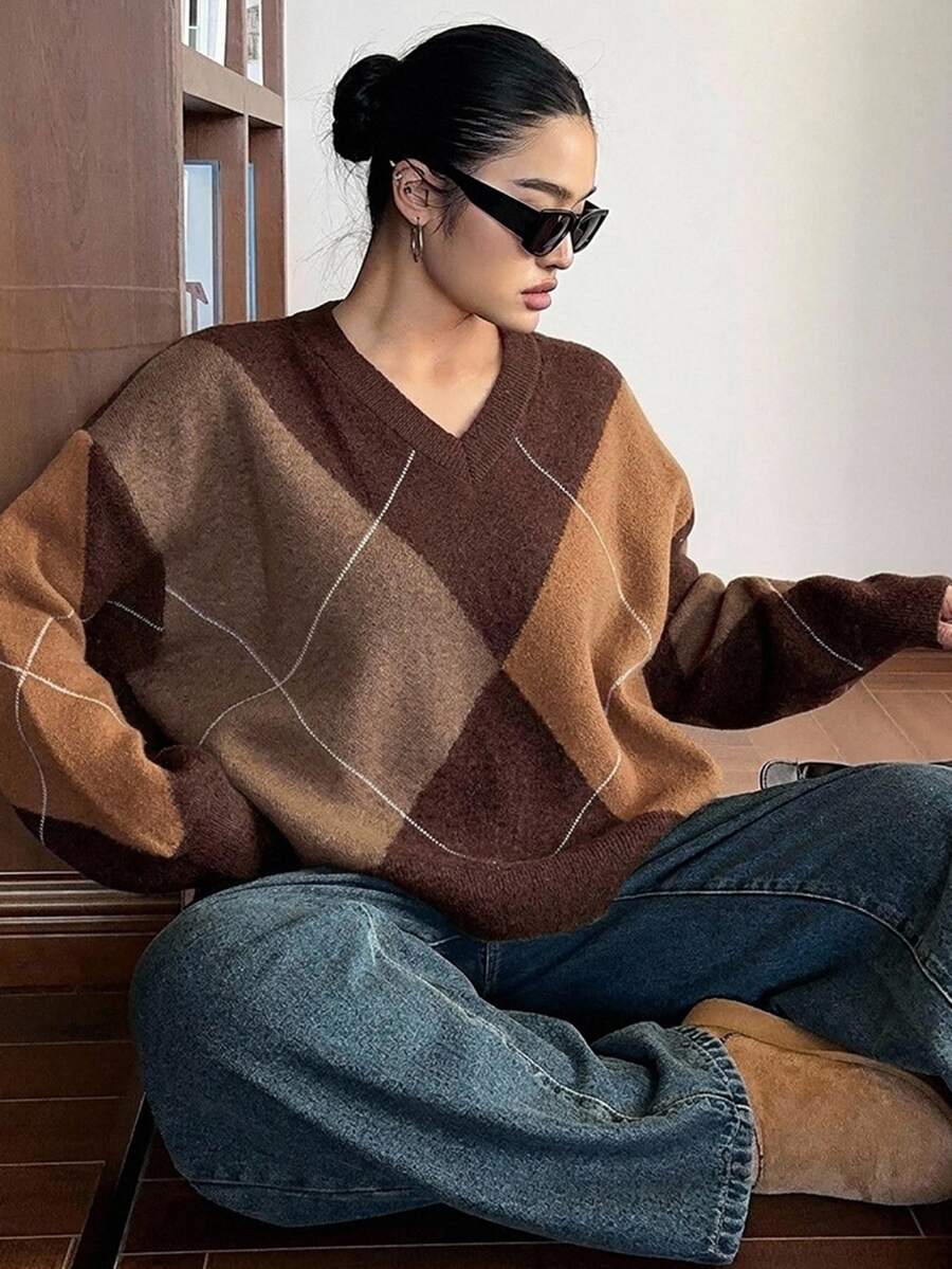Dazy Plus 時尚對比色拼接V領菱格紋寬鬆休閒大尺碼女款秋冬針織套頭毛衣 - 棕色 - 查看 1