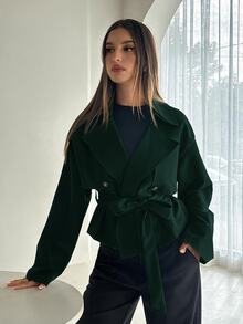Aloruh 女款秋季純色雙排扣長袖短版卡其綠風衣，休閒優雅專業風，辦公商務首選 - 墨綠色 - 查看 4