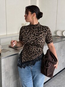 Firerie 女款極簡優雅休閒修身 T-shirt 上衣，復古豹紋印花，收腰設計，不對稱下擺配蕾絲飾邊 - 彩色 - 查看 4