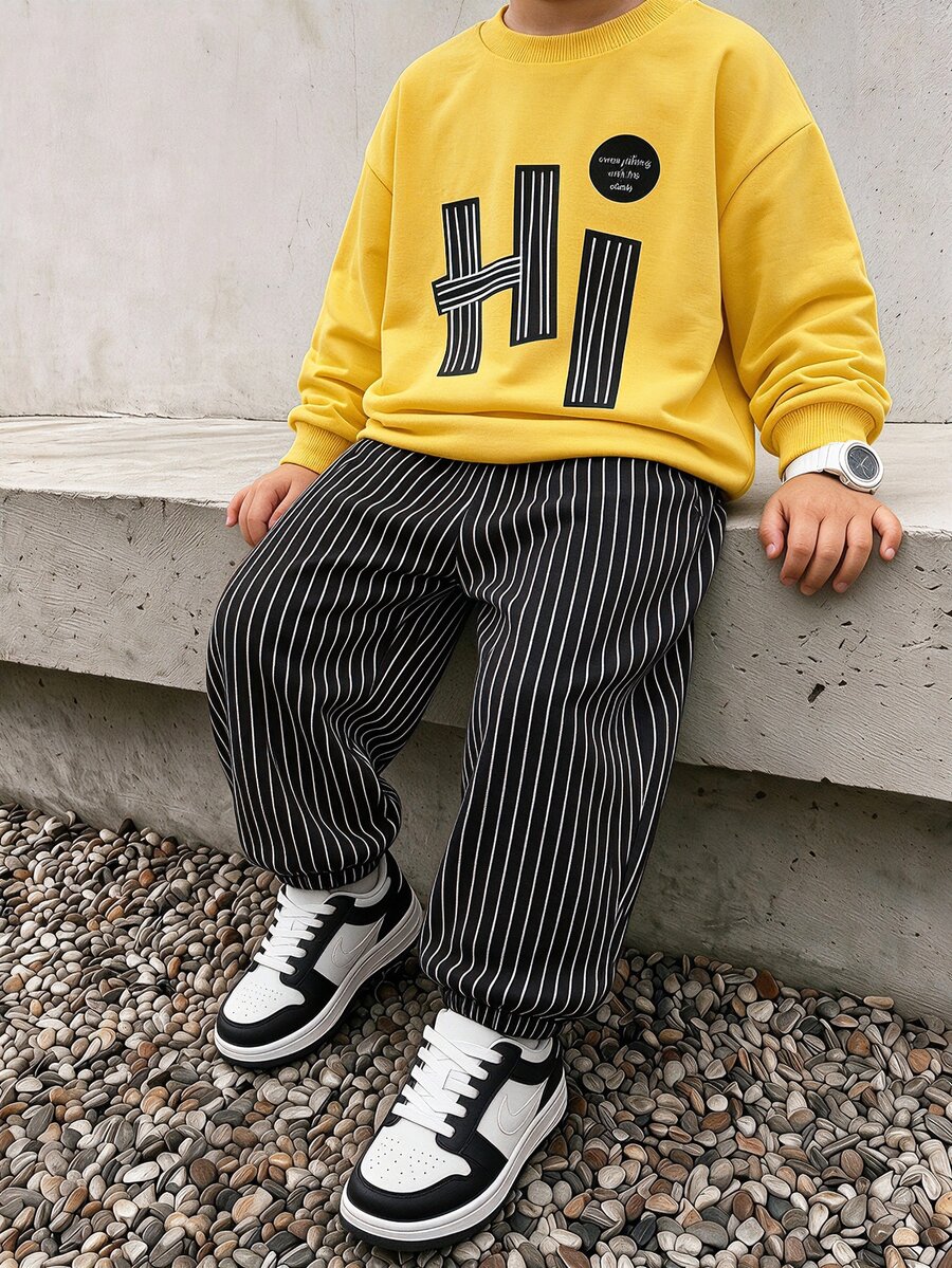 Genkimix Kids 2件組小男孩休閒運動學院風街頭可愛酷感翅膀圖案三色條紋運動衫+長褲,適合日常穿著、上學、旅行、運動,春秋季節穿著,整體設計簡約優雅,男孩穿著這套運動衫套裝將感到舒適並展現休閒時尚形象 - 黃色 - 查看 1
