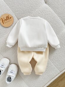 SHEIN 新生兒字母與笑臉圖案長袖上衣與長褲休閒日常套裝 - 杏色 - 查看 2