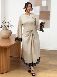 SHEIN Frenchy فستان دانتيل مطوي مزين بالمعادن مقاس كبير - لون مشمشي - مشاهدة 5