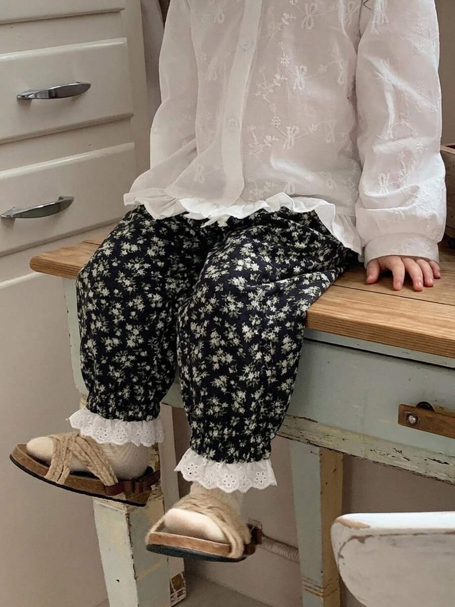 DAZY 幼女花卉滿版印花休閒寬鬆蕾絲飾邊拼接下著 - 黑色 - 查看 1