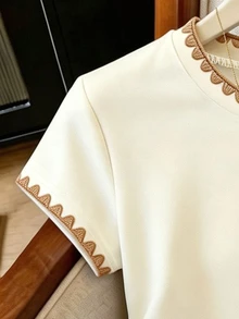 Franclia 女款大尺碼外套上衣，夏季新款，杏色，狗牙紋，刺繡愛心棕色，修身收腰，度假穿搭，女款大尺碼短袖T恤 - 杏色 - 查看 4