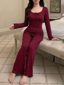 DAZY 2件組女款蝴蝶結印花方領修身長袖T恤與直筒長睡褲睡衣套裝 - 酒紅色 - 查看 4
