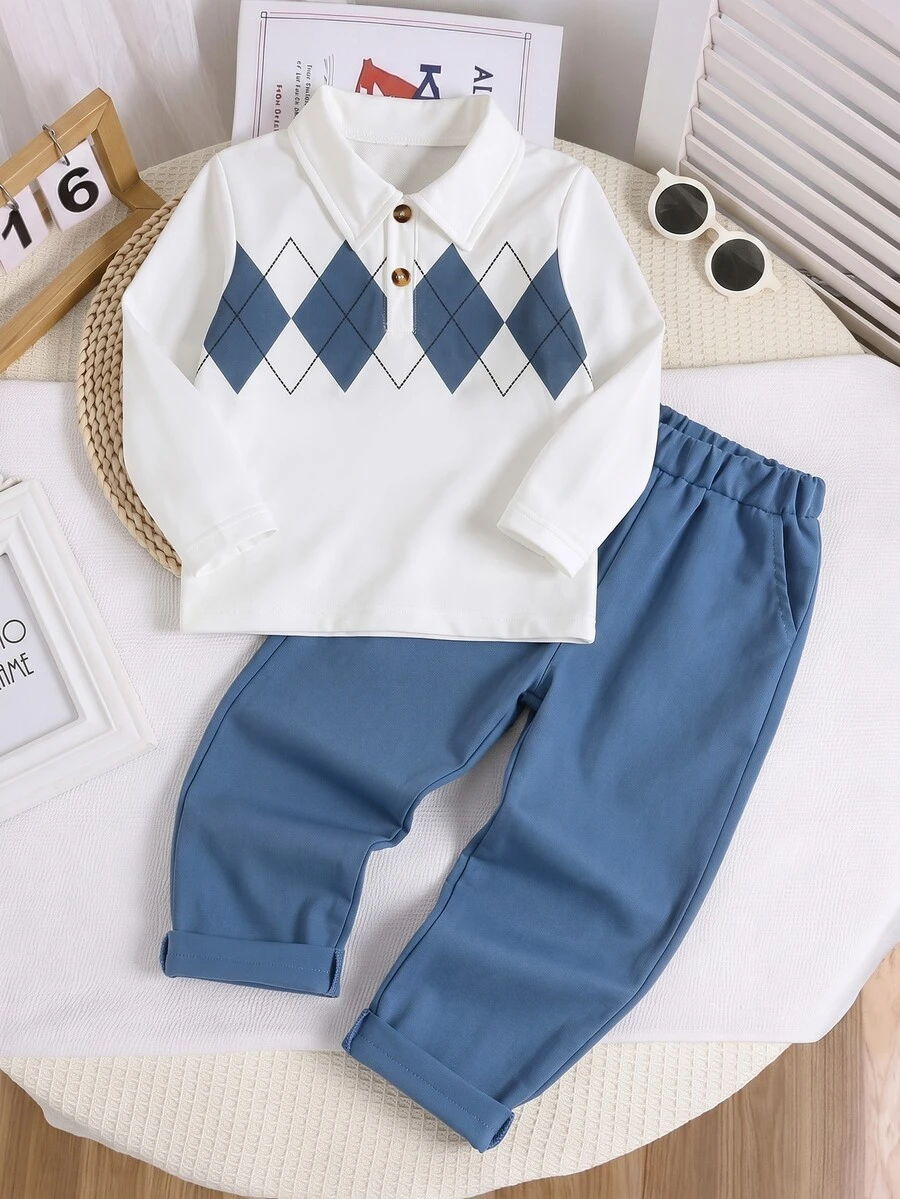 SHEIN 2件組小男孩套裝,兒童針織長袖 Polo 2合1衛衣,圖案印花,卡其色休閒長褲,返校季秋季套裝,秋季服飾 - 藍白色 - 查看 1
