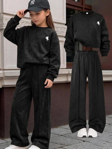 SHEIN 青少年女孩運動衫套裝，復古做舊印花 2 件套，圓領長袖小馬印花短版運動衫與寬鬆長褲休閒套裝 - 黑色 - 查看 2
