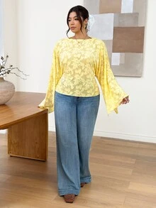 SHEIN Frenchy Kaos Elegan Ukuran Besar, Kain Jacquard Bertekstur dengan Lengan Lonceng Lebar - Kuning - View 3