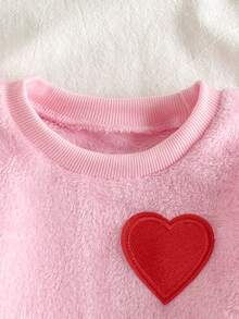 SHEIN 2件組秋冬雙面絨毛女嬰可愛紅色愛心刺繡貼布粉色長袖上衣與粉色拼接白色愛心印花加厚長褲，時尚百搭居家穿著套裝 - 淺粉色 - 查看 5