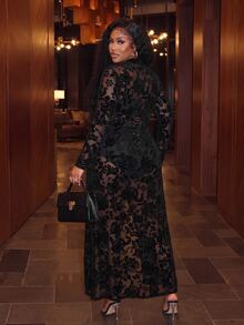 Slaydiva ملابس علوية نسائية بمقاس كبير بطبعة زهرية وربطة أمامية وأكمام طويلة - الأسود - مشاهدة 2