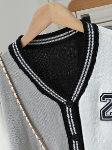 SHEIN 1件女童針織開襟毛衣外套，時尚V領百搭黑灰白拼色復古運動學院風，胸前「23」數字裝飾，短版長袖針織夾克，適中厚度，整齊下擺，緊口袖口，柔軟親膚，適合日常上學、外出、運動，秋冬穿著 - 黑與白 - 查看 3