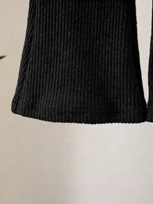 SHEIN 女嬰春秋冬休閒T恤套裝，設計感不對稱套頭高領針織羅紋磨毛布料卡其色純色長袖T恤上衣搭配卡其色休閒喇叭褲，2件套，適合春秋冬，可愛童趣簡約舒適，適合外出、旅行、度假與派對穿著 - 黑色 - 查看 5