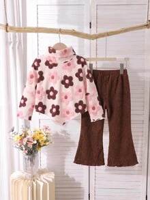 SHEIN 嬰兒/幼兒（女孩）春秋冬季休閒T恤套裝，設計感不對稱套頭高領針織面料花卉印花長袖T恤上衣搭配卡其色休閒喇叭褲，2件套，適合春秋冬季，可愛童趣極簡舒適穿搭，適用於外出、旅行、度假和派對 - 卡其色 - 查看 3