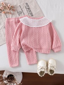 SHEIN 女嬰 2 件套，秋冬長袖麻花針織開襟衫 + 長褲，甜美荷葉領搭配 3D 花朵裝飾，柔軟前扣嬰兒套裝，可愛休閒服飾，適合女嬰日常穿著與拍照拍攝 - 粉色 - 查看 2