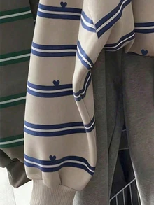 青少年女孩美式風格圓領運動衫，卡其色愛心海軍藍條紋印花，舒適女孩冬季穿搭，冬季長袖上衣，保暖冬季運動衫 - 彩色 - 查看 3