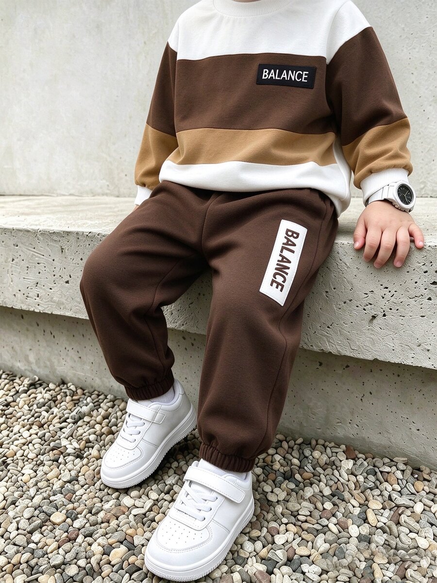 SHEIN Playful Pals 2件組小男孩休閒運動學院街頭風可愛酷帥英倫圖案三色條紋運動衫+長褲，適合日常穿著、上學、外出、運動，春秋季節適用，為男孩提供多種搭配選擇，增加服裝組合多樣性，整體設計簡約優雅，穿著舒適時尚 - 棕色 - 查看 1