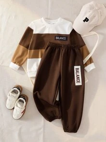 SHEIN Playful Pals 2件組小男孩休閒運動學院街頭風可愛酷帥英倫圖案三色條紋運動衫+長褲，適合日常穿著、上學、外出、運動，春秋季節適用，為男孩提供多種搭配選擇，增加服裝組合多樣性，整體設計簡約優雅，穿著舒適時尚 - 棕色 - 查看 7