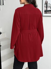 SHEIN Essnce 大尺碼女款酒紅色秋季優雅日常休閒寬鬆長袖鈕扣襯衫，缺口領上衣，適合工作、教師、辦公室穿著，春季上衣 - 紅色 - 查看 2