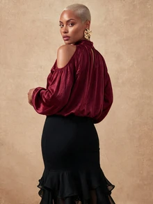 SHEIN Lunessa بلوزة بياقة واقفة مجعدة بأكتاف مكشوفة باللون العنابي - عنابي اللون - مشاهدة 2