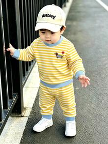 幼童男孩黃色與白色條紋2件套，卡通臘腸狗幼犬與愛心印花，對比羅紋圓領長袖上衣與收口長褲，韓式多巴胺穿搭，熱門爆款，適合外出、拍照、日常散步、購物、旅行，寬鬆版型，可愛俏皮，高人氣新品，多尺寸可選 - 彩色 - 查看 4