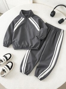SHEIN 兒童男童 2 件組休閒裝套裝，落肩長袖立領裝飾織帶半拉鍊夾克搭配鬆緊腰長褲 - 灰色 - 查看 2