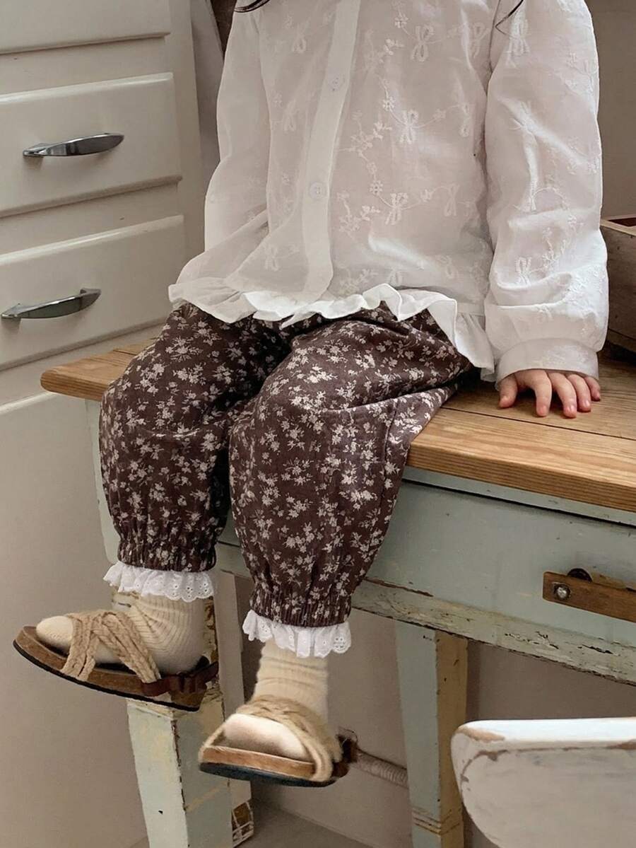 DAZY 幼女花卉滿版印花休閒寬鬆蕾絲飾邊拼接下著 - 咖啡棕 - 查看 1