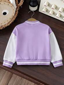 SHEIN 女童紫色與白色拼接卡通棒球夾克，經典秋冬校隊夾克，羅紋立領＋單排白色鈕扣門襟，紫色與白色條紋羅紋袖口與下擺，淺紫色主體正面印有卡通角色圖案，甜酷女孩風，米色對比袖子，適合學校日常穿著與外出 - 紫色 - 查看 2