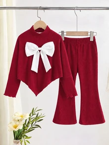 SHEIN Elladie kids 2件組女童甜酷風 3D大蝴蝶結裝飾 高領長袖不對稱下擺上衣，搭配同色荷葉邊喇叭褲，羅紋紋理布料，寬鬆版型，適合假期派對與外出，精緻吸睛，秋冬穿搭首選 - 酒紅色 - 查看 4