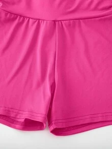 SHEIN 女童運動短褲套裝，荷葉邊露背設計，交叉背貼身短版背心，搭配緊身短褲修飾比例，適合舞蹈、健身、表演及其他場合，亦可作為日常戶外穿著的休閒女童套裝 - 玫紅色 - 查看 8