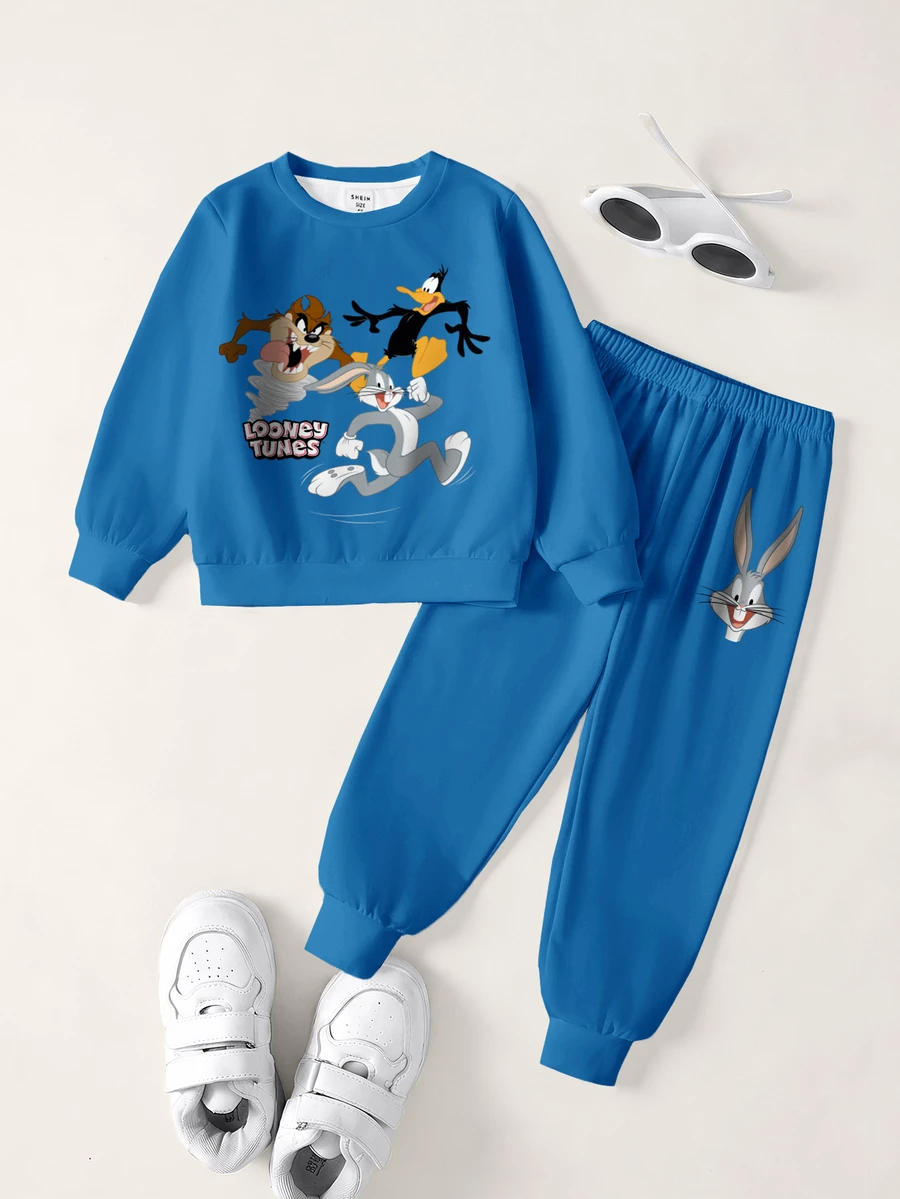LOONEY TUNES X SHEIN طقم كاجوال للأولاد الصغار يتكون من سويت شيرت بأكمام طويلة وبنطلون رياضي بطبعة كرتونية وحروف - أبيض - مشاهدة 1