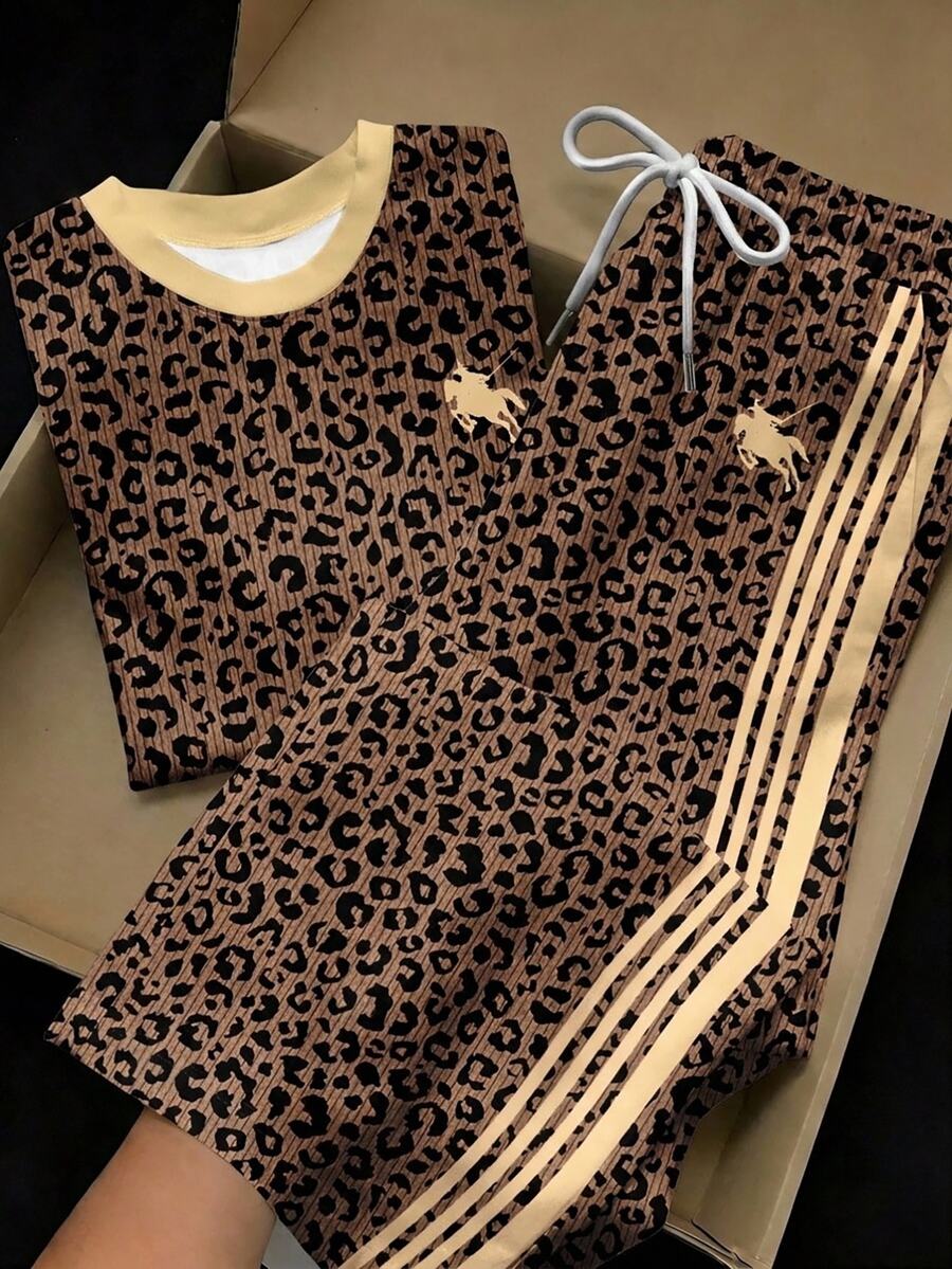 SHEIN EZwear 女款豹紋馬術圖案圓領短袖T恤與抽繩腰側條紋長褲休閒套裝 - 彩色 - 查看 1