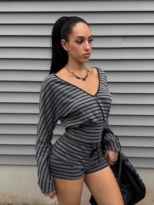 EgrlEra طقم ملابس علوية مخططة بياقة V عميقة وأكمام طويلة وشورت بخصر مطاطي - رمادي غامق - مشاهدة 1