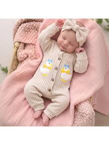 SHEIN 新生兒卡通鴨子刺繡設計蝴蝶結裝飾單排扣長袖居家連身衣 - 卡其色 - 查看 3