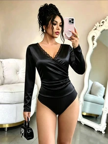 SHEIN Franclia Romantic Sexy Contrast Lace Trim V-Neck Bodysuit For Women, Suitable For Commute, Party And Business - Black - View 4