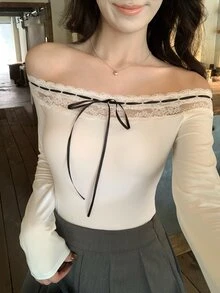 DAZY تي شيرت نسائي بأسلوب كوري مكشوف الكتف بأكمام طويلة مع حزام فيونكة - أبيض - مشاهدة 9
