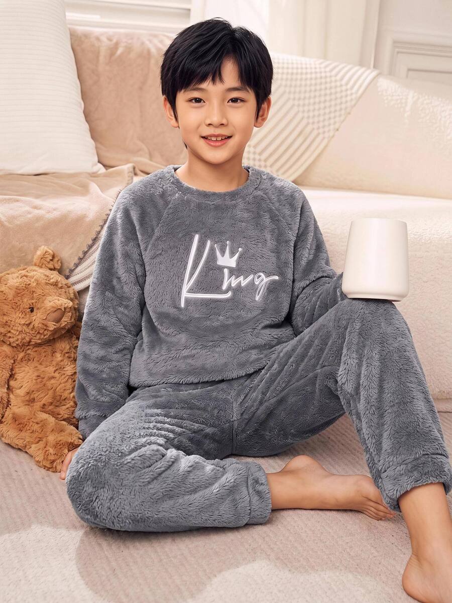 SHEIN 2件組兒童青少年男孩休閒雙面法蘭絨字母刺繡毛絨布家居服套裝，適合秋冬、學校、家庭聚會、開學季、運動、秋季穿搭、冬季穿搭、生日派對