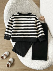 SHEIN 2件組女嬰黑白條紋抓絨內裡加厚花朵3D裝飾圓領長袖套頭上衣 + 毛茸茸休閒直筒長褲，可愛時尚保暖毛絨套裝，適合冬季日常穿著、上學、旅行、度假及各種場合 - 黑與白 - 查看 2