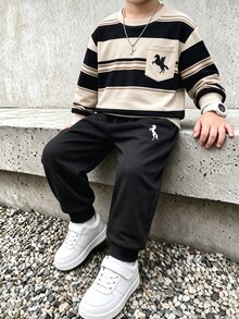 1套幼兒美式休閒條紋衛衣套裝，上衣附口袋印花圖案，下身為收口運動長褲配白色Logo，適合男孩日常上學、戶外玩耍、週末出遊，復古對比寬條紋設計，簡約經典，百搭實用，春秋季兒童2件套 - 彩色 - 查看 1