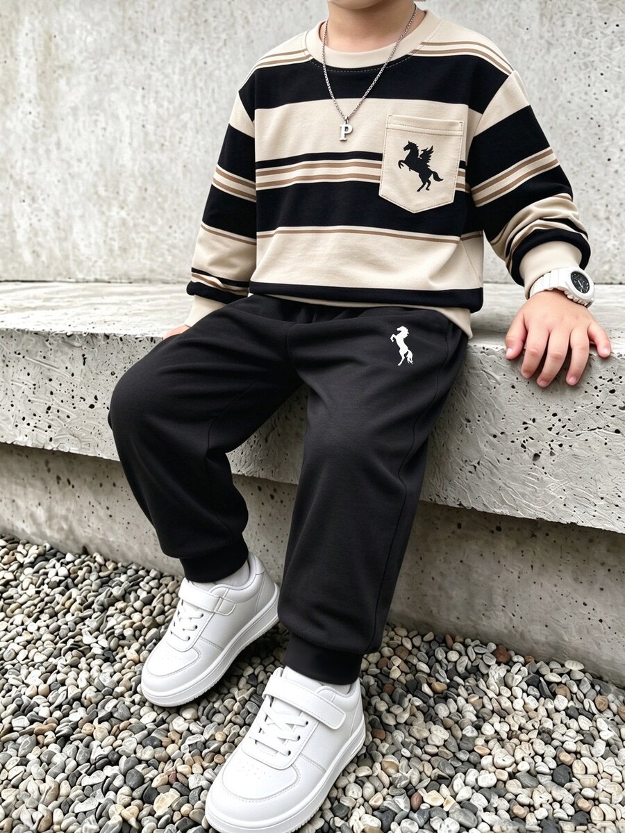 1套幼兒美式休閒條紋衛衣套裝,上衣附口袋印花圖案,下身為收口運動長褲配白色Logo,適合男孩日常上學、戶外玩耍、週末出遊,復古對比寬條紋設計,簡約經典,百搭實用,春秋季兒童2件套 - 彩色 - 查看 1