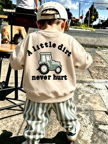 1套幼兒休閒衛衣套裝，美式復古童裝，背面高清晰數位印花拖拉機圖案配弧形英文標語，圓領正肩長袖設計，搭配條紋長褲，男嬰時尚外出2件套，適合日常散步、戶外玩耍、週末出遊，春/秋主推兒童長袖套裝 - 彩色 - 查看 1