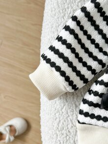 SHEIN 2件組幼女運動衫長褲套裝 優雅甜美 白色黑色條紋蝴蝶結 羅紋長袖圓領 常規款 校園秋季假期日常穿著 - 黑與白 - 查看 4
