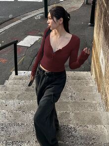 DAZY 女款純色鈕扣開襟長袖修身T恤，春夏秋季服飾 - 酒紅色 - 查看 4