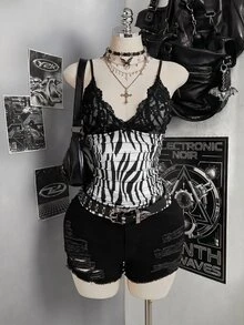 SHEIN ICON 大尺碼女款蕾絲拼接荷葉邊蝴蝶結裝飾印花背心，嘻哈風 - 黑與白 - 查看 1