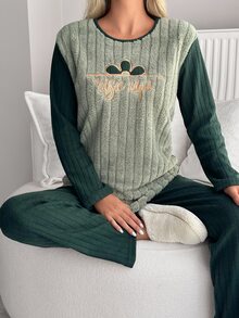 SHEIN طقم بيجامة منزلية كاجوال للاسترخاء والنوم، بنطال بأكمام طويلة من قماش ريب محبوك مع تطريز حروف وملمس فروي، باللون الأخضر الميرمية والأخضر الداكن، مقاس بلس - أخضر - مشاهدة 5