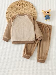 Cozy Pixies 男嬰卡通動物圖案抓絨內裡加厚圓領長袖套頭運動衫與鬆緊腰長褲2件套，舒適親膚百搭時尚簡約風格，適合室內、戶外、日常、運動、玩耍、派對、攝影、假期、聖誕節，小熊造型男嬰套裝 - 卡其色 - 查看 2