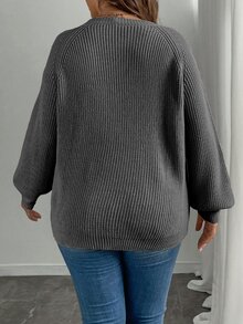 Linhara CURVE 大尺碼女款純色針織刺繡優雅套頭毛衣，長袖標準版型，秋冬季 - 深灰色 - 查看 2