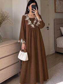 Al Najma 女款秋冬優雅端莊棕色刺繡V領長袍洋裝，紋理面料花卉刺繡喇叭袖寬鬆擺裙日常長裙 - 咖啡棕 - 查看 5