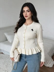 Modelyn كارديجان نسائي بمقاسات كبيرة بتصميم فروسية مطرزة وحياكة كابل أحادية الصدر مع حافة مكشكشة - لون مشمشي - مشاهدة 4