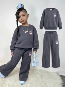 SHEIN 女嬰印花落肩抓絨加厚套頭衛衣與直筒印花長褲套裝，適合冬季 - 深灰色 - 查看 1